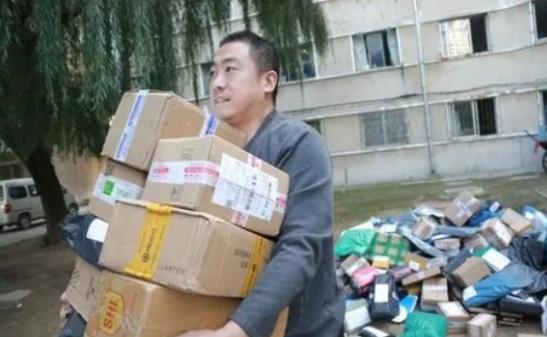 2016年，送了6年快递的博士谭超，拉着考博失败的女友一起送快递。他的大学老师知