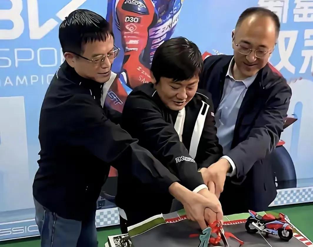 把前车企副总裁饶春芽挖来，说明张雪不光有技术更有旷阔无比胸怀张雪机车最近一个动