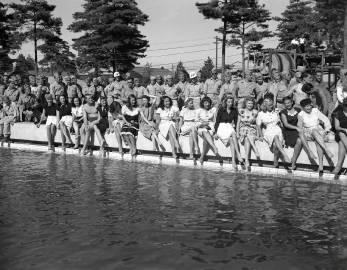 1946年8月17日，一大群美国女孩和日本横田美国空军基地的士兵们在泳