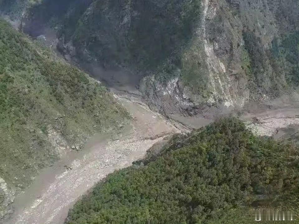 吉隆口岸联检大楼被毁口岸对比图，这次自然灾害有多严重希望，一切平安！​​​