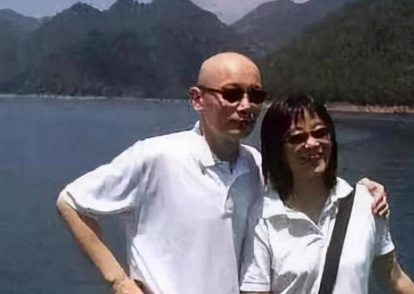 当年，葛优花费3500000买了4套房子，叫老婆住进去享福。可有朋友却对他说：“