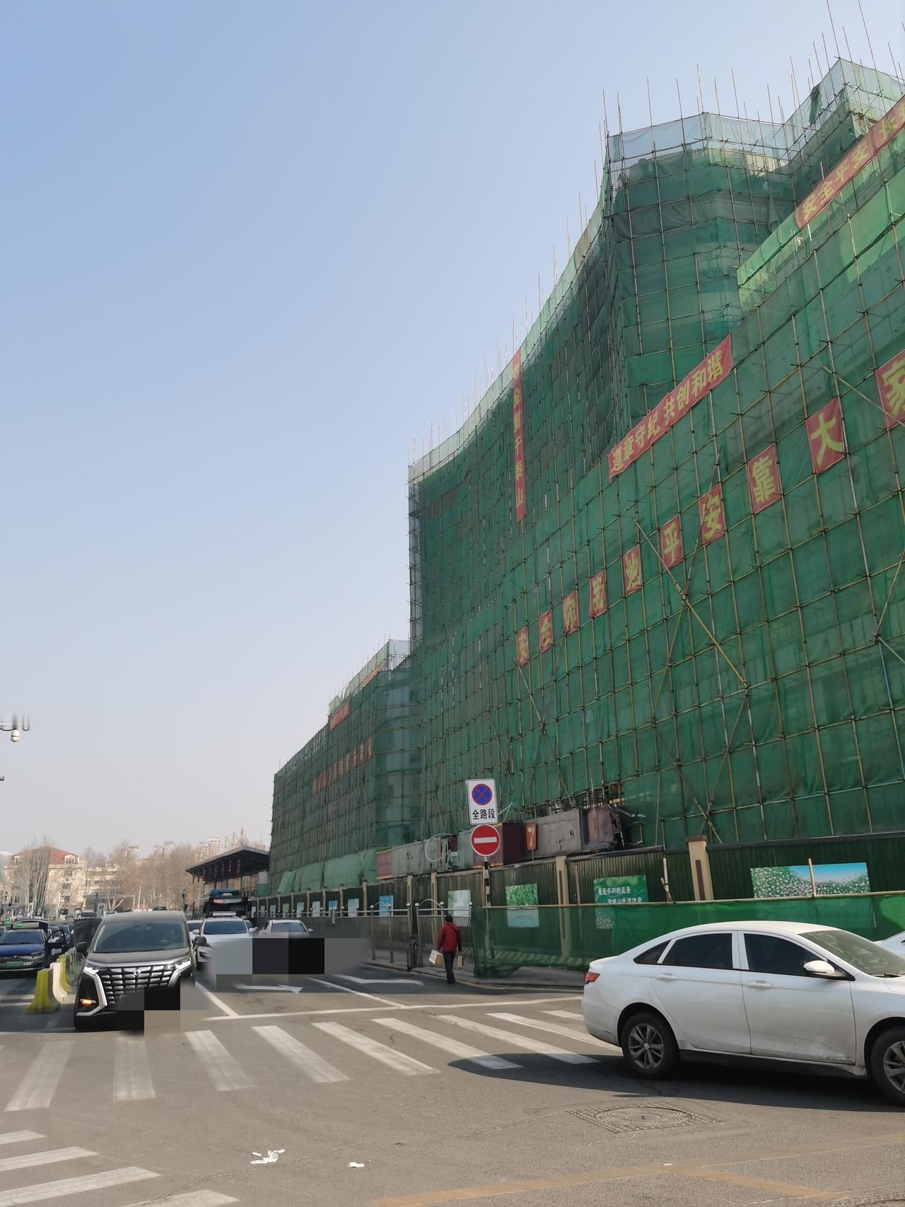 周六看到的天龙大厦，正在围挡施工中！看来济南站南广场改造，进展相当快啊！天龙大