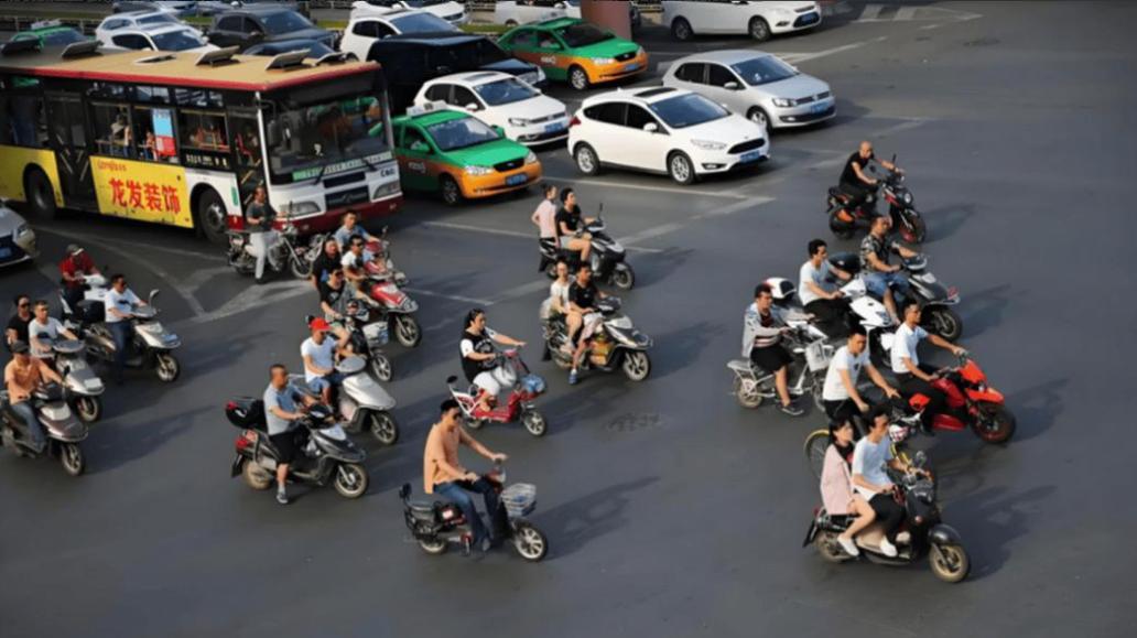 骑了三年电动车，我一直以为自己的表坏了——明明跑得飞快，表盘永远25。3·15晚