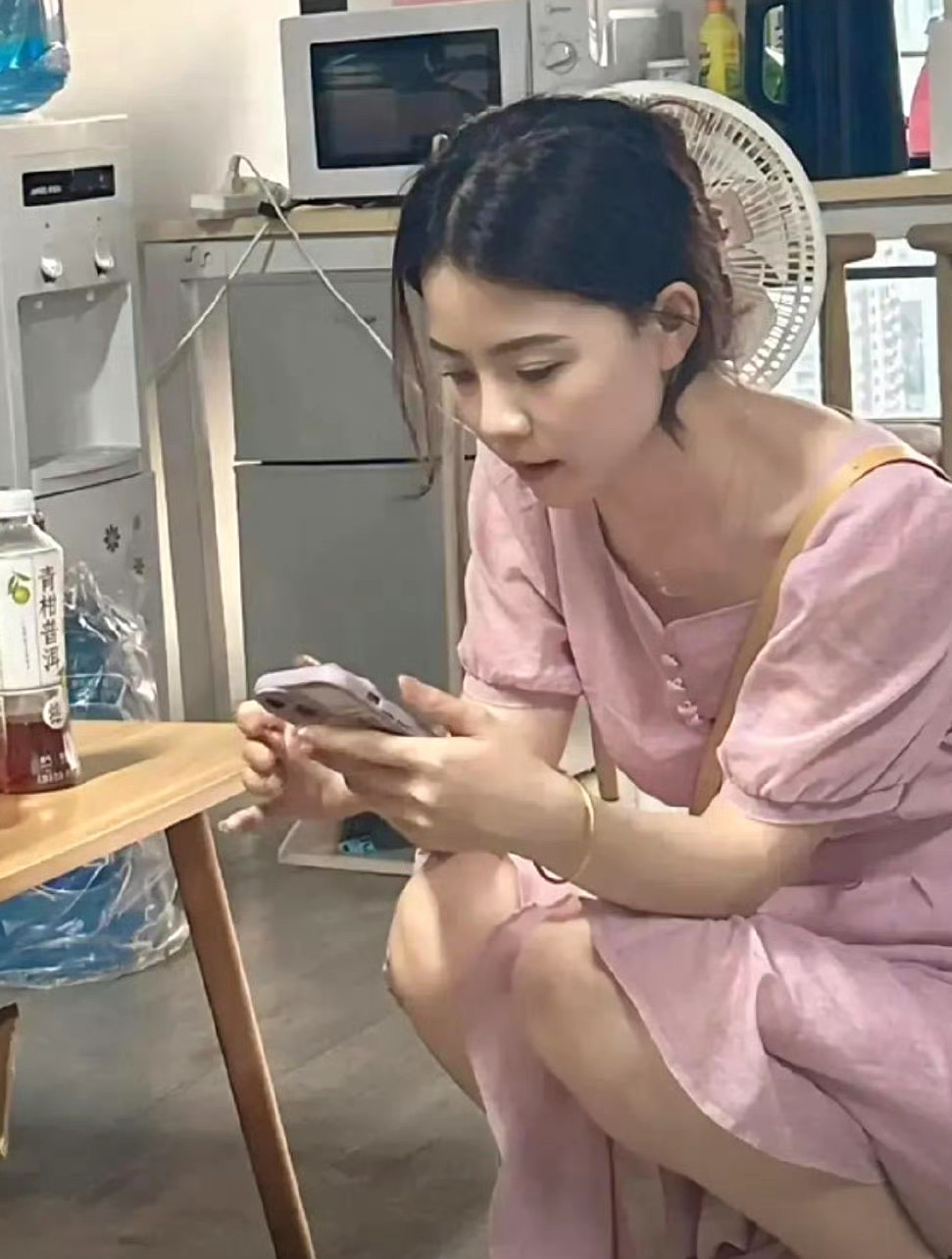 据说穿着高跟鞋还能蹲下的都是狠人​