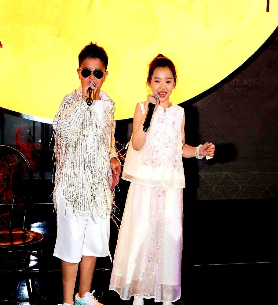 谁能想到，娱乐圈里真有“亲妈”不是血缘定的？佟丽娅和董璇，这对闺蜜硬是把对方的孩