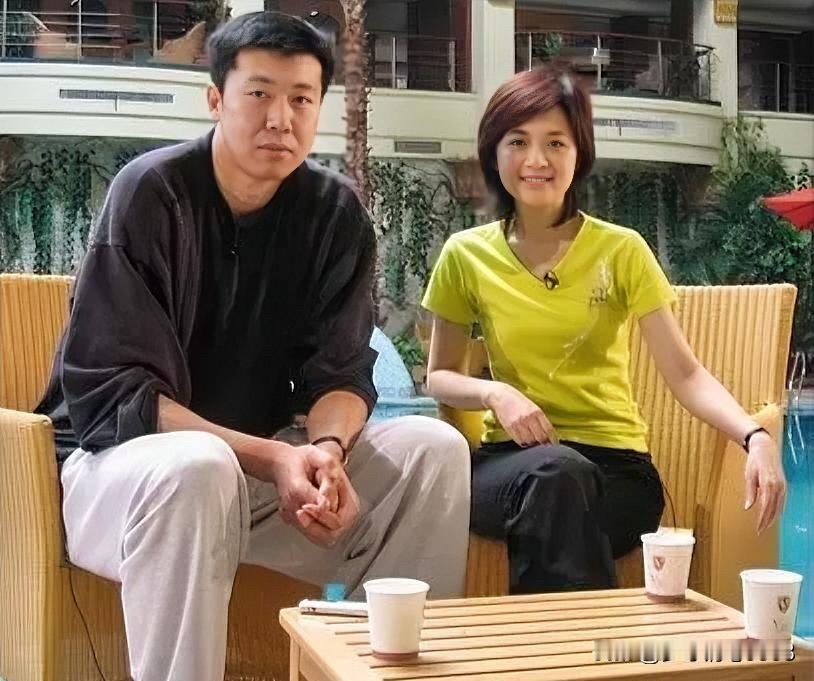 许戈辉年轻的时候长得真漂亮，颜值比周涛要高一些。长相眉清目秀的，不是第一眼的美女