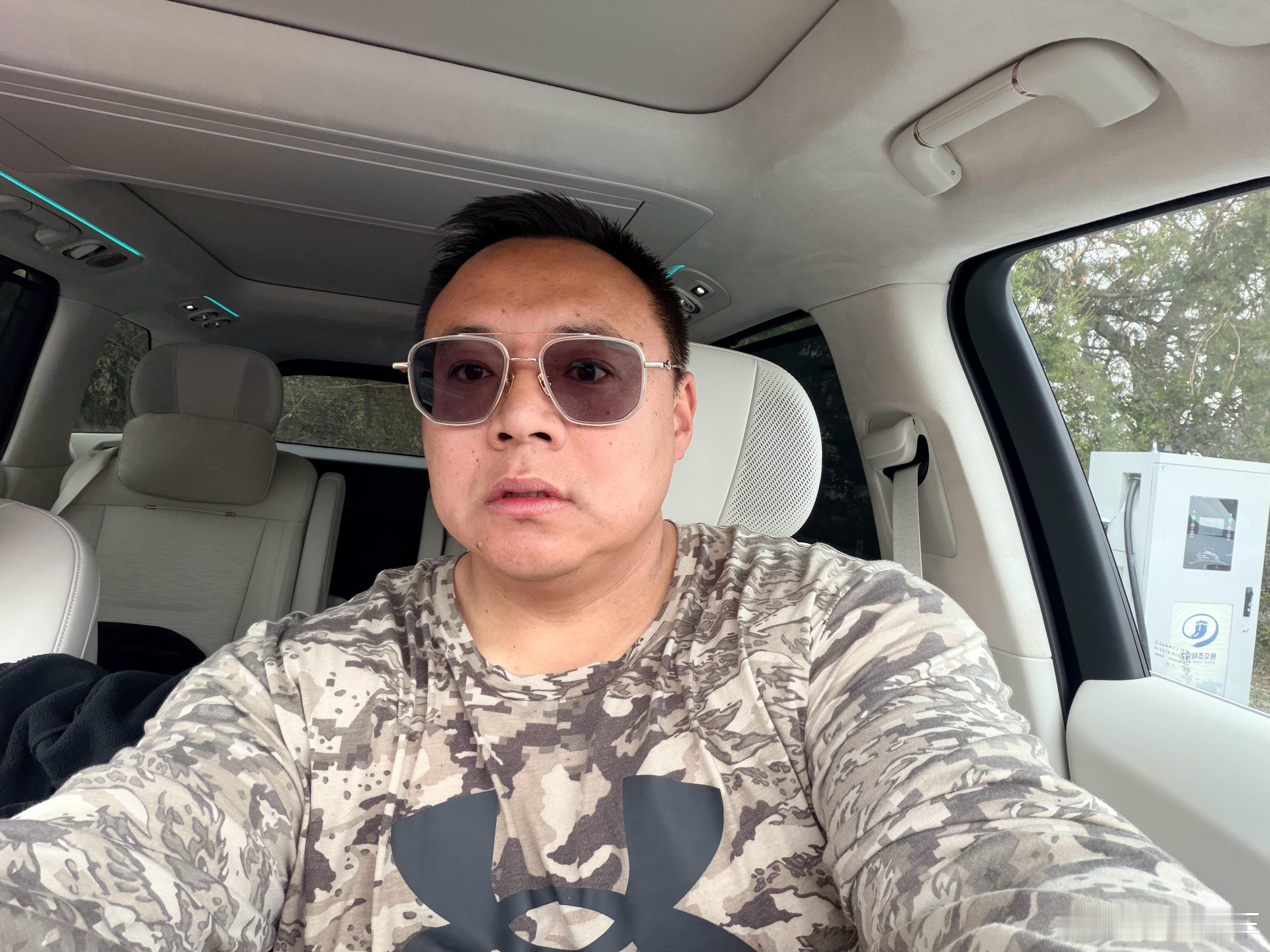 又开始爬山减脂了领克900就是移动的更衣间办公室冷暖冰箱移动卧室