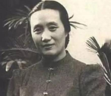1950年，宋时轮在上海一家饭店用餐，可就在点菜的时候，他突然从服务员口中得知了