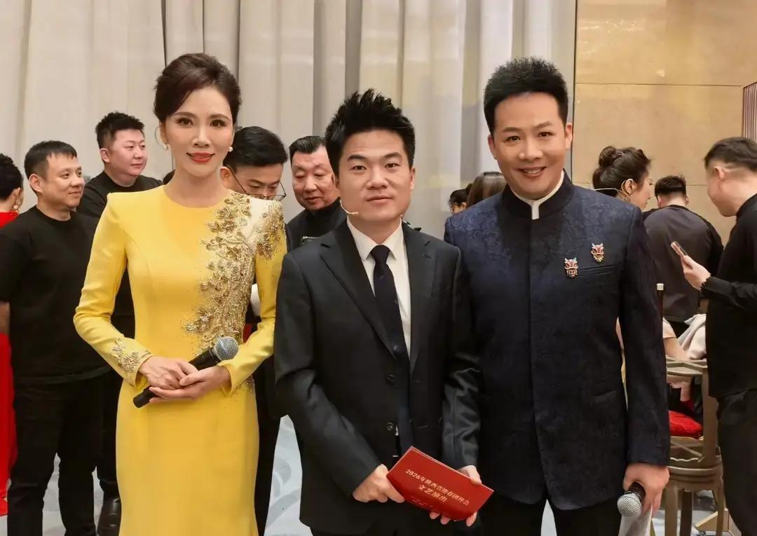 董宇辉昨晚出现在团拜会，一开口就是陕普，台下领导边鼓掌边笑。镜头扫过去，他穿