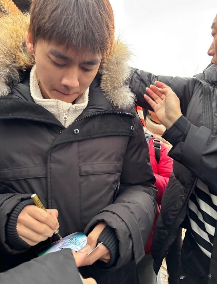 近日，劣迹明星李易峰又出风头了，如果他变着法想复出，我劝他打消这个念头，还是老老