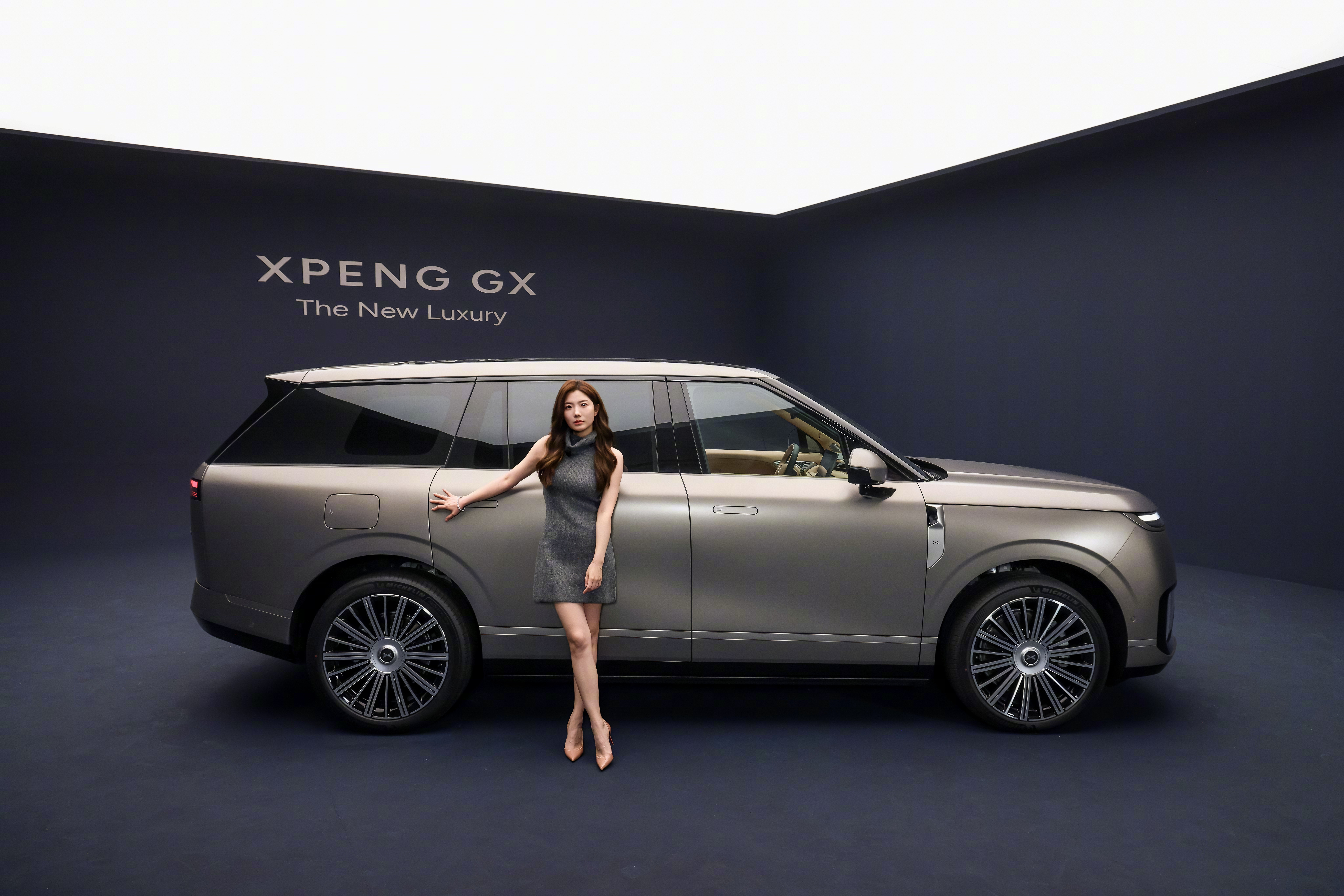 小鹏GX看过了（因为我没拍车的图，用张我好兄弟的图）这个车，我觉得首先个头的确是