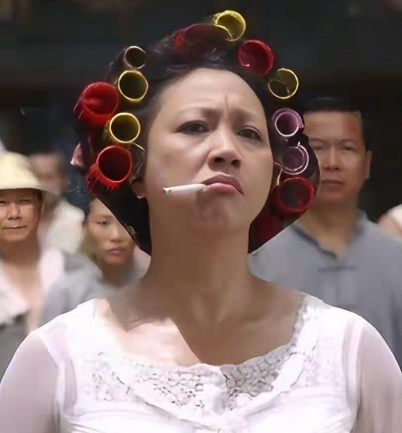 2002年，元秋陪着表妹去试镜《功夫》的包租婆，她在等待时，无聊得很，叼着一根烟