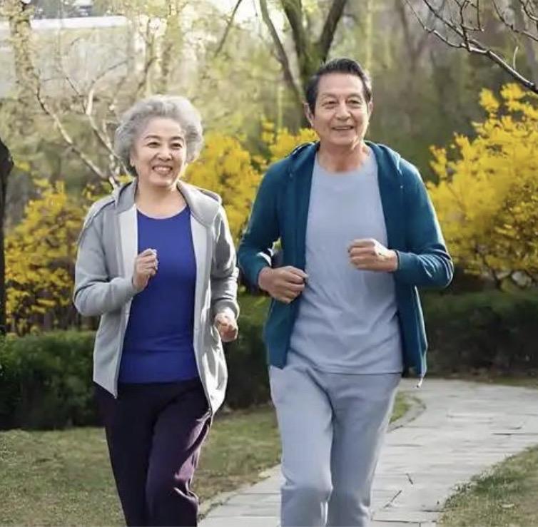 别让父母步履维艰！揭秘老年腿乏元凶，两味“灵药”配三招神功，助老人脚下生风老