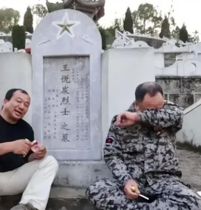 2013年，退伍军人韩维民去麻栗坡烈士陵园给战友王悦发扫墓，负责管理的张园长告诉