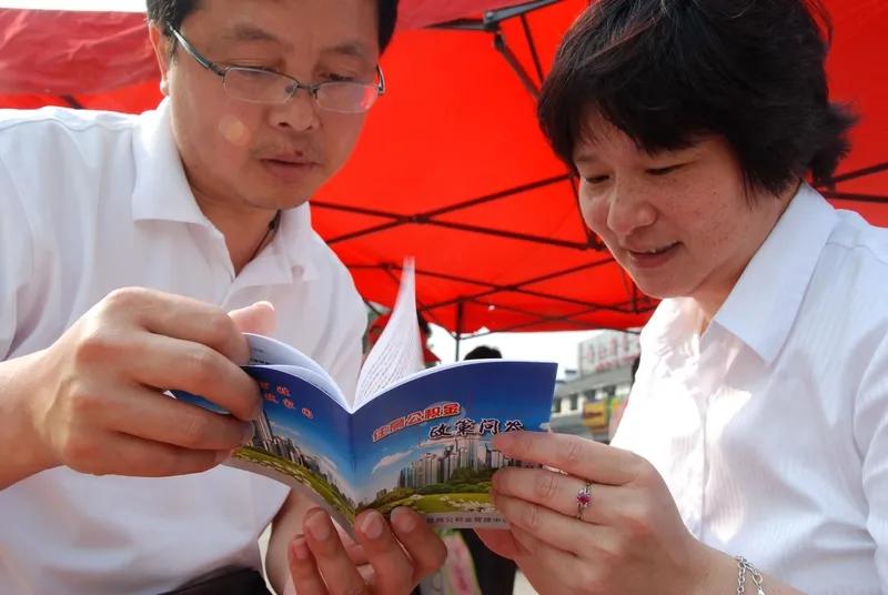 近日，学校里的一位老教师退休了。昨天在街上碰到他，他高兴地对我说，他把自己的住房