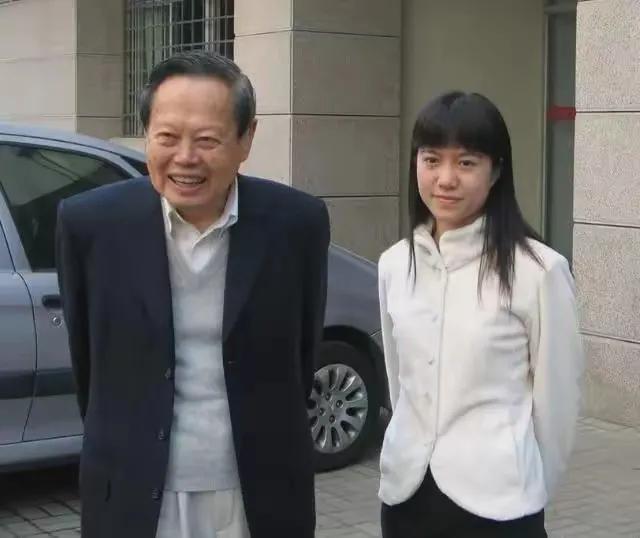 杨振宁先生与翁帆女士，要是像范曾与徐坤一样，八十七岁得子，那离去时，孩子