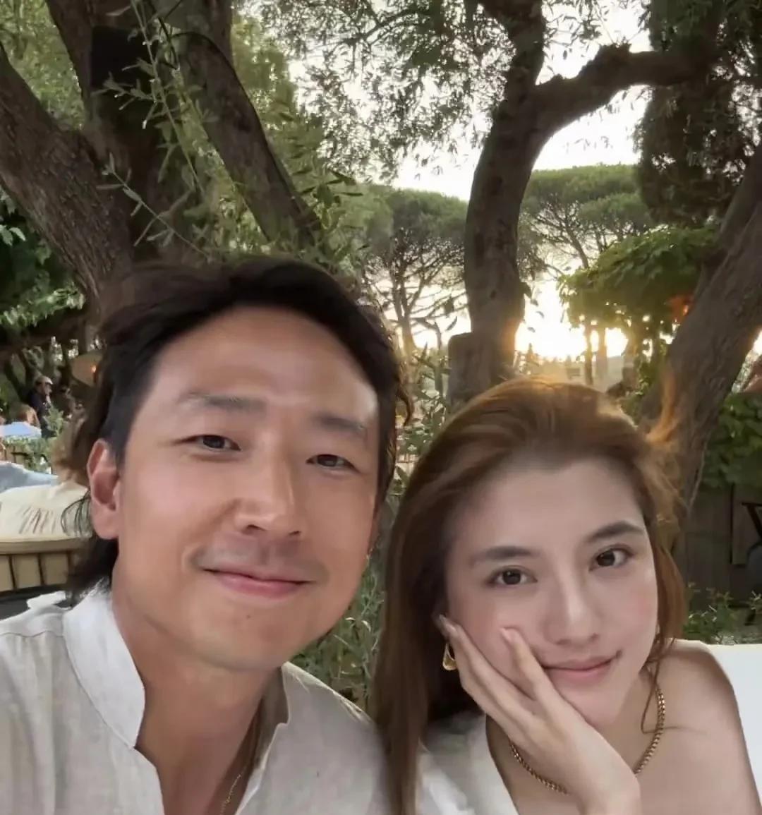 我之前喜欢吴千语是觉得她身上有种人淡如菊的气质，但是我今晚去看了她的直播几分钟就