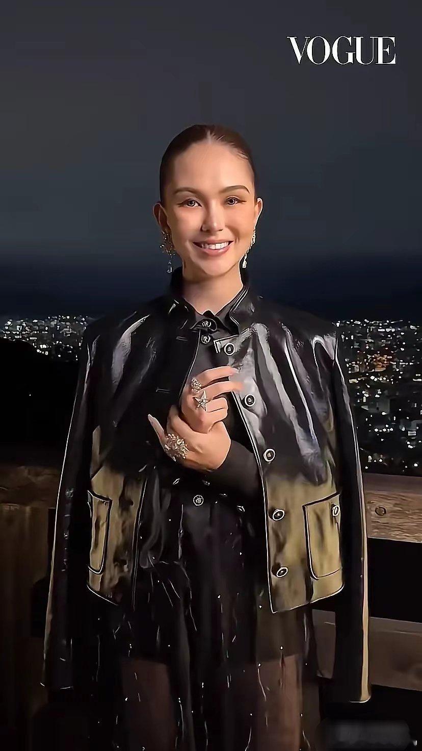 昆凌最新活动：医美过度？发际线高到差点认不出​​​