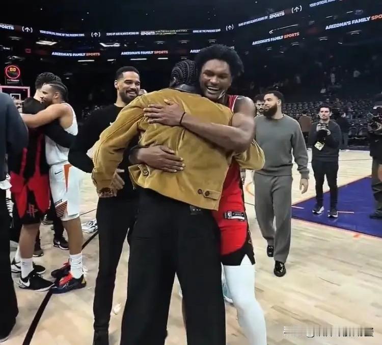 在今天太阳主场以92：114输给火箭的赛后，发生了特别感人的一幕。当比赛的终场哨