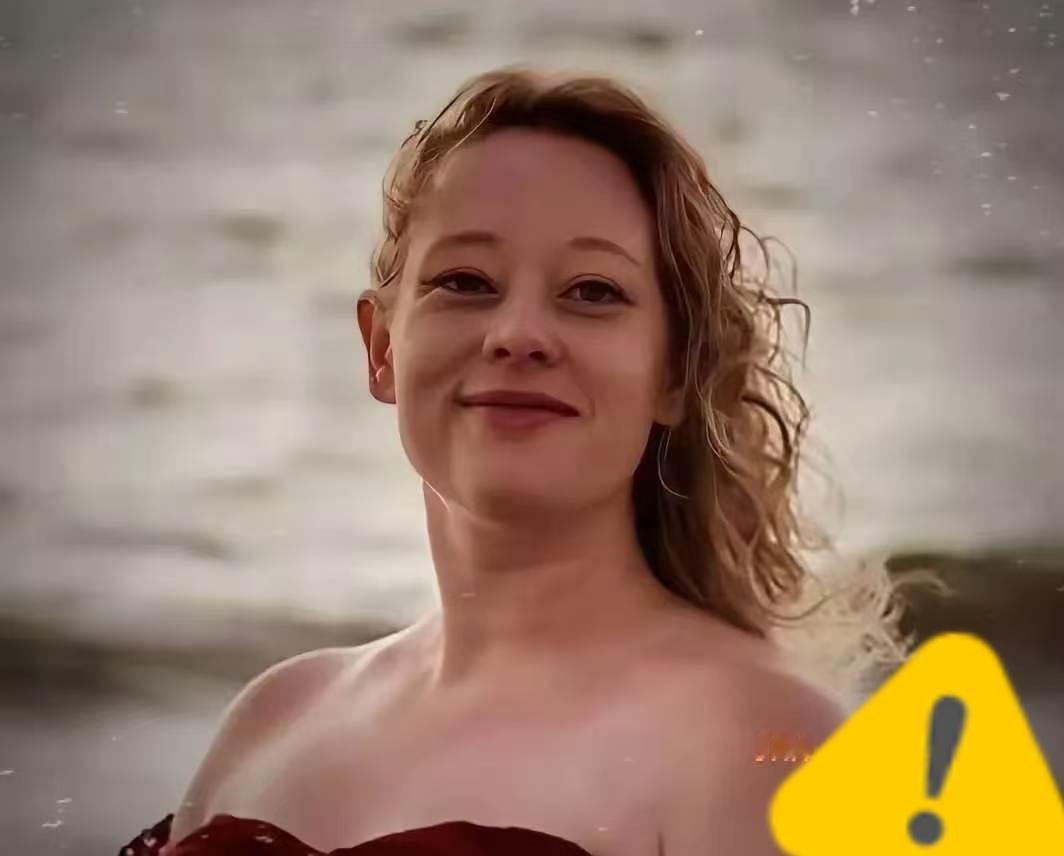 美国这起执法枪击事件，引发了巨大舆论风波。街头被击毙的37岁女性雷尼，身份毫无争