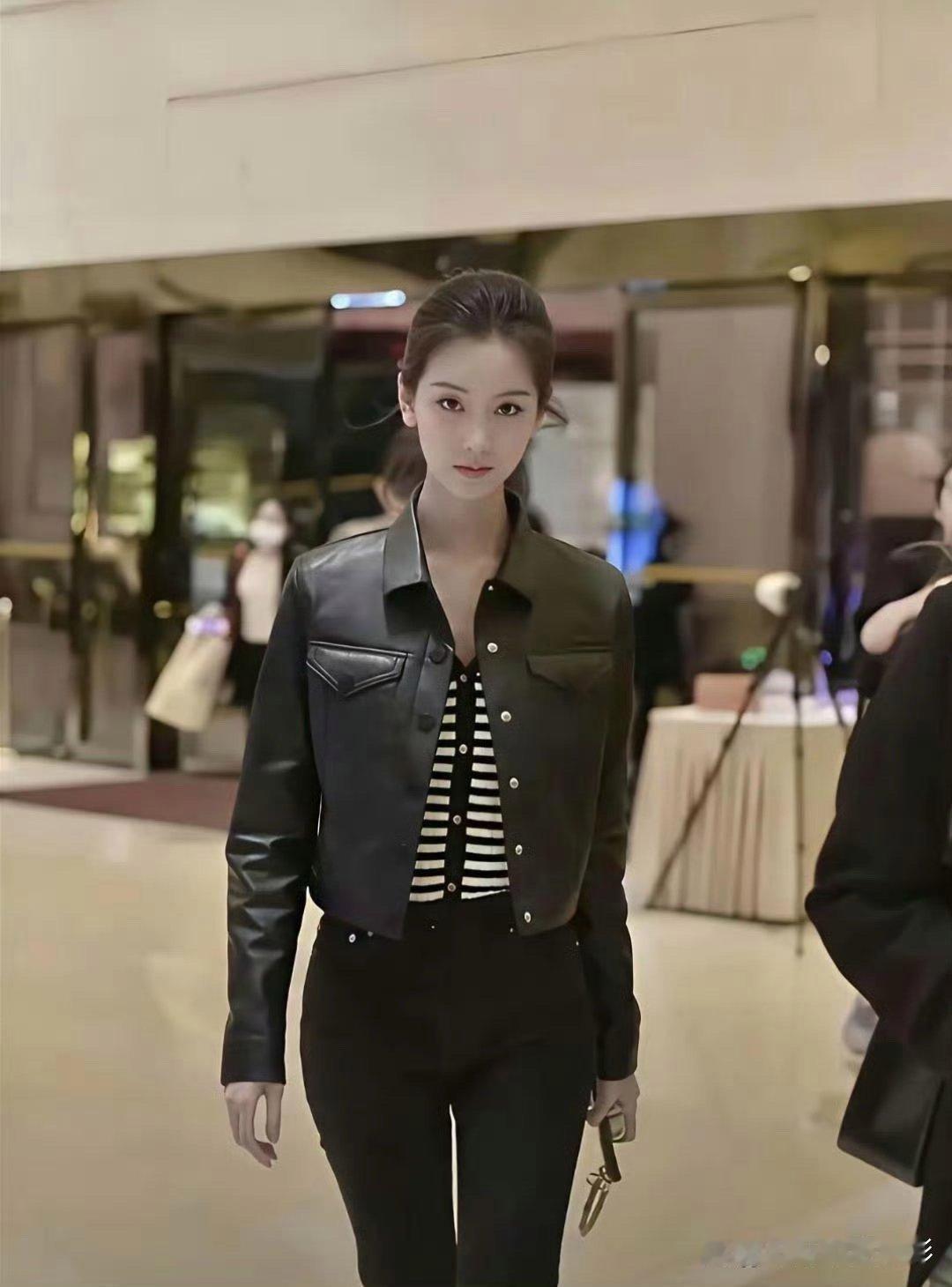 挖到早期陈都灵的旧照！满满的青涩感扑面而来，这才是青春最纯粹的模样啊！