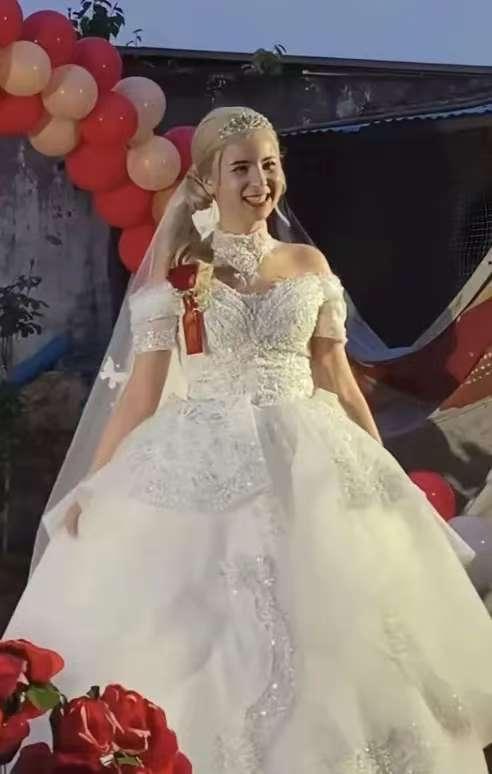 一段摩洛哥姑娘远嫁中国农村小伙的婚礼片段，没有豪车排场，没有奢华布景，甚至土路泥