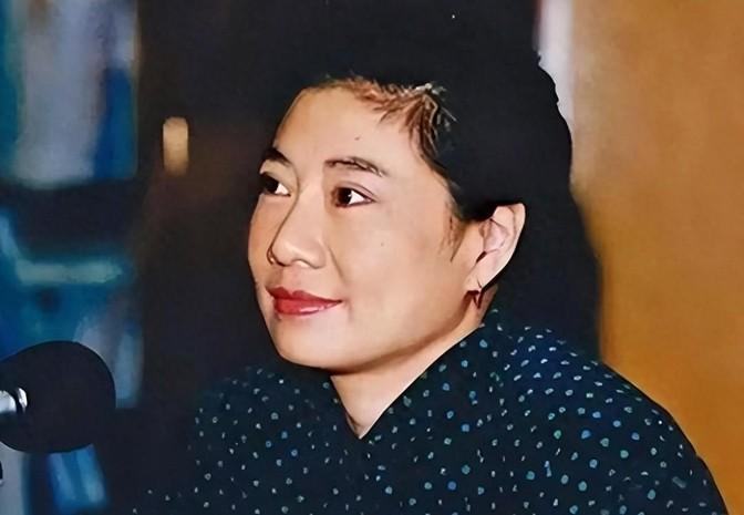 2005年，香港作家亦舒和侄子倪震发起一场骂战。亦舒远居加拿大，四十多岁时生孩子