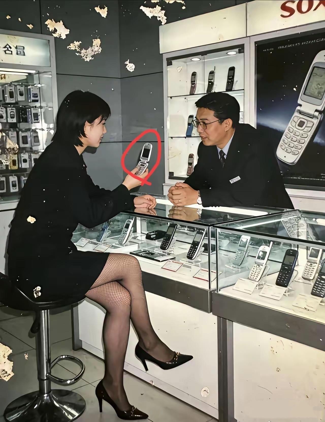 2004年，华强北买手机的女白领。