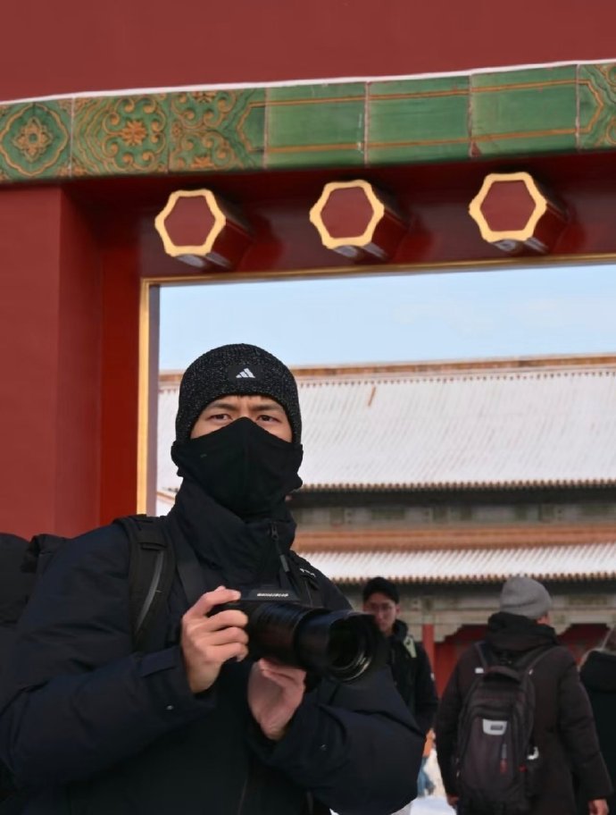 李现以后不穿一身黑了无效伪装实锤！在故宫穿一身黑裹得严严实实，结果还是被偶遇