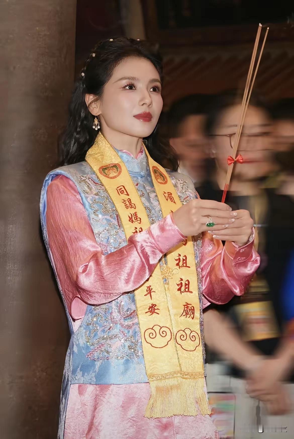 刘涛这个人，你不能细看，因为你越仔细看，越会觉得她这个人的长相太有“神忄生”