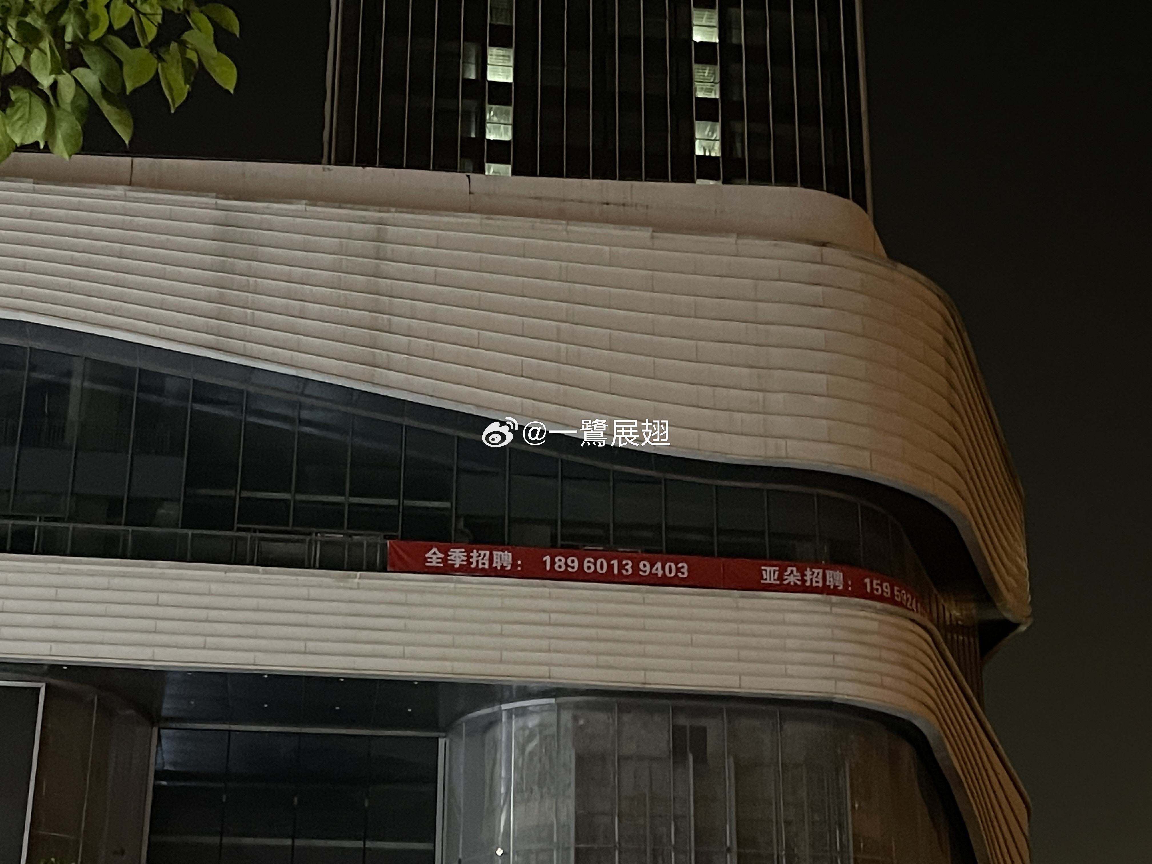 禹洲集团携手龙湖地产共同呈现的全季与亚朵。话说环九天湖畔的酒店生意是真不错，特别