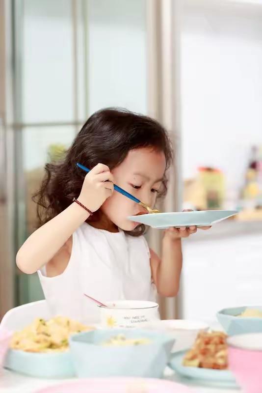 继子吃不饱饭质问继父，继父的回答让人心寒女人带着几个正长身体的孩子，改嫁了
