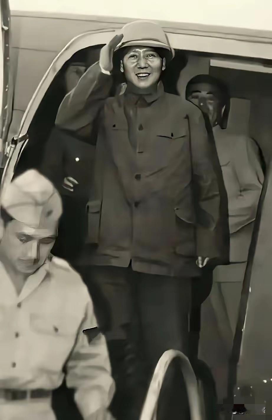 老人家这张照片，拍摄的非常经典，充分展现了老人家的格局，充分展现了老人家的担当，