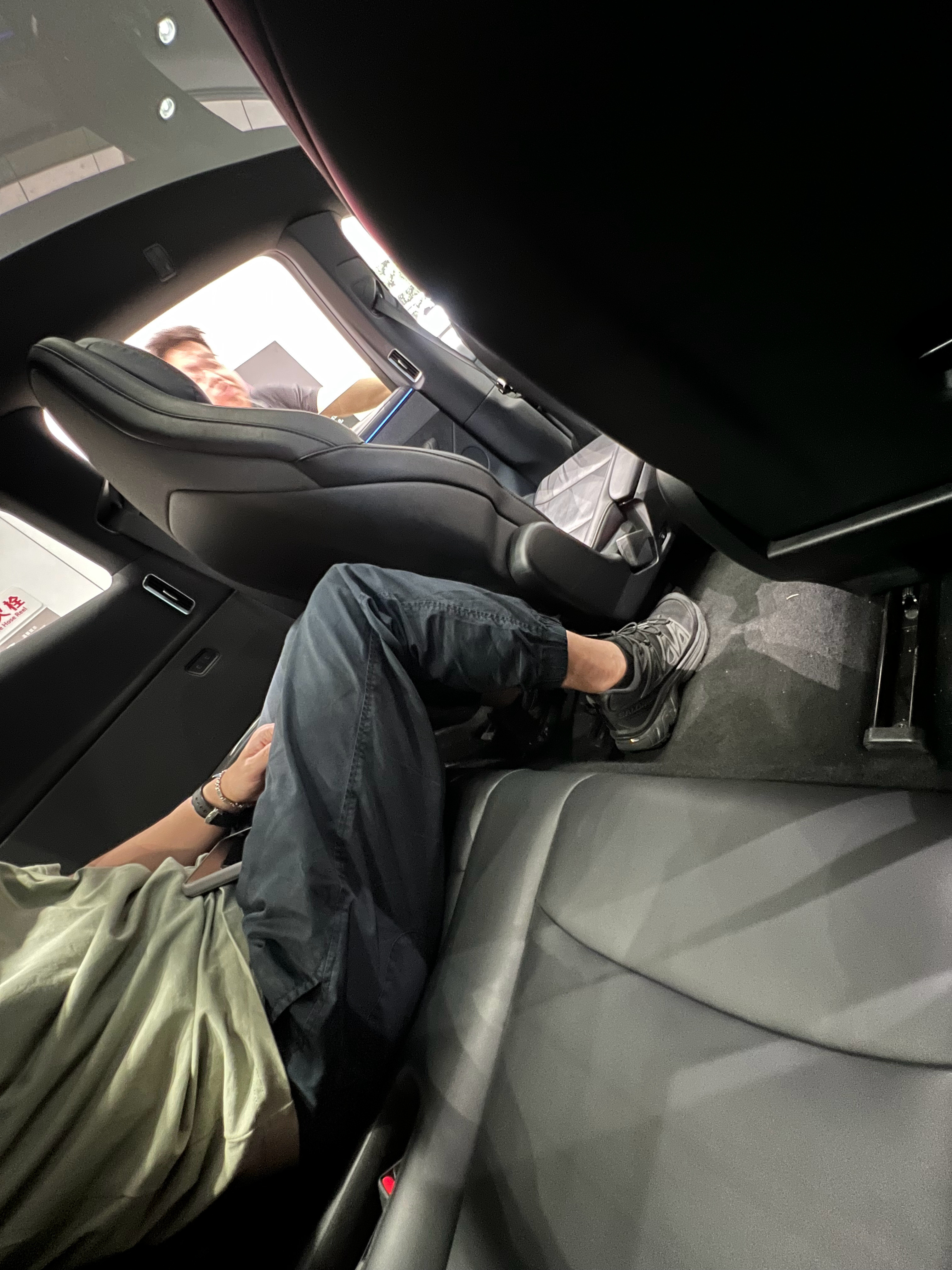 特斯拉ModelYL的第三排，只能应个急，特别是这个坐垫高度，简直要命12排都