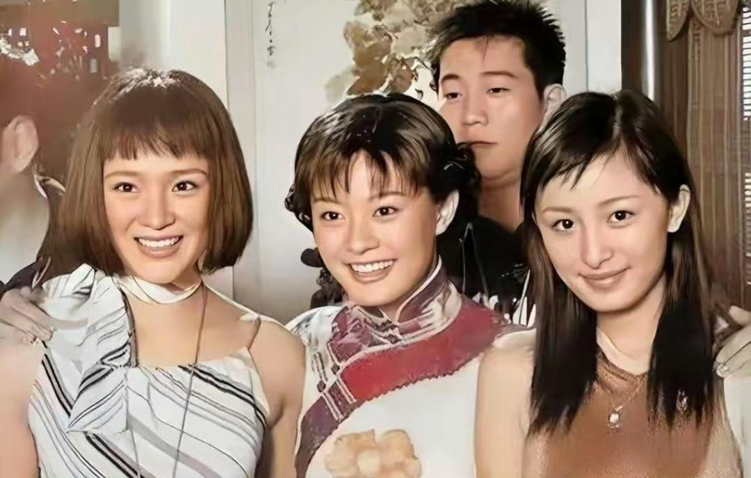 孙俪有多美？04年她和杨幂片场合照，那年21岁，穿着旗袍温婉清媚
