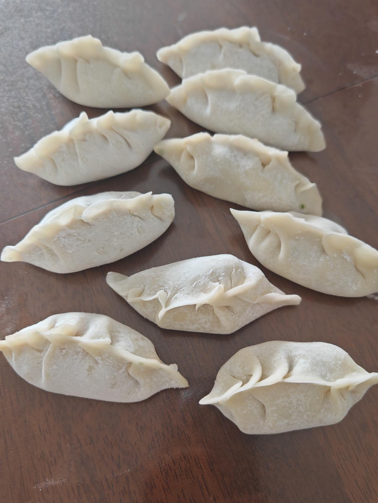 好久没吃过饺子了，想想从去年到现在整整一年半没自己动手包饺子了，趁今天周末包一顿