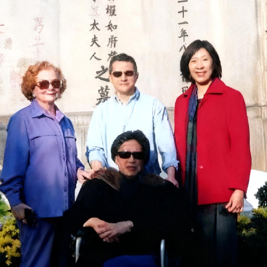 2007年，孔祥熙女儿孔令仪、孙子孔德基回到上海，来到宋氏墓园扫墓，一张罕见的留