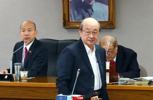 韩国瑜躺赢！柯建铭憋不住了，又开始乱说话，声称大罢免后会以《刑法》第100条的内