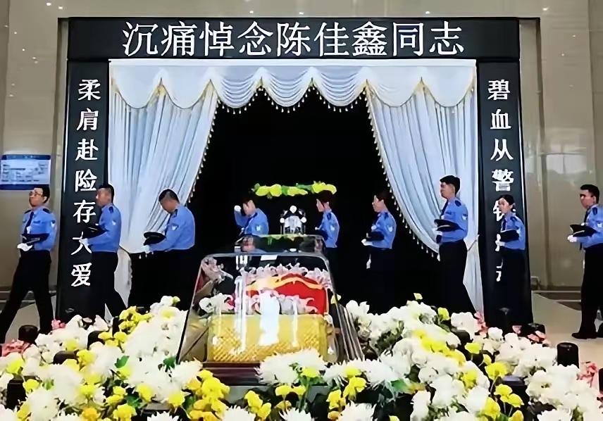这位女民警年仅30岁，1996年出生，6月18日，接到群众报警称有人轻生，她到达