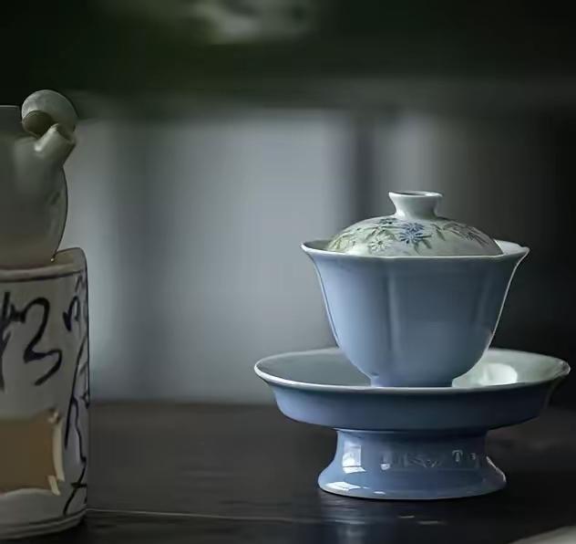 一位经济学家说：“面对当下经济环境，哪怕你有一丁点存款，不管是三五万也好，十几万