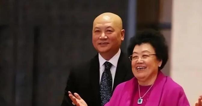 1990年，49岁的女富豪陈丽华嫁给了38岁的迟重瑞。新婚之夜，迟重瑞轻声对陈丽