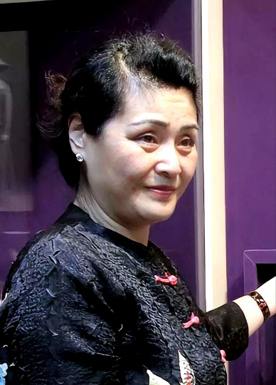 陈冲说她在拍《小花》时被剧组一位女演员迷住了！因为那位女演员每次都坐着大吉普