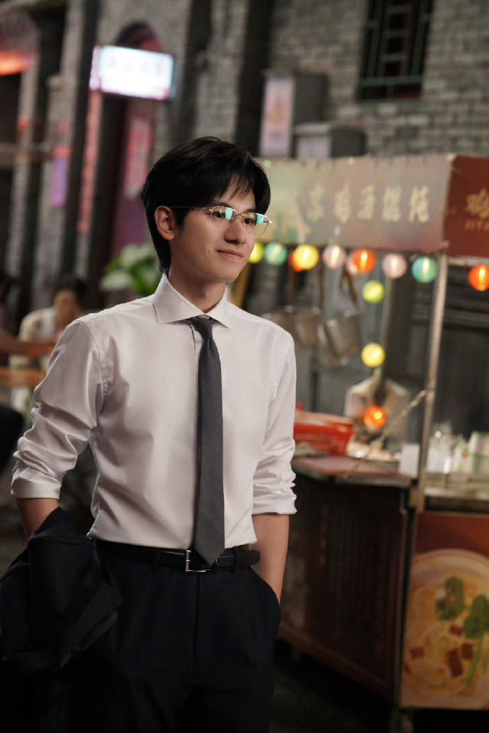 胡先煦智性恋天菜宽肩窄腰大长腿，从容又自然的氛围！这样的胡先煦爱了