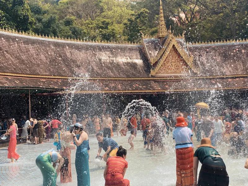 媒体：泼水节不是“围追堵截”！泼水节，本是傣族等少数民族辞旧迎新、互赠吉祥祝