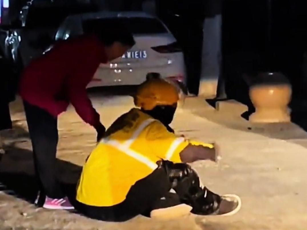 武汉，一位外卖大叔接了个奶茶订单，到店取餐的时候，把电动车停在门口，进去拿东西，