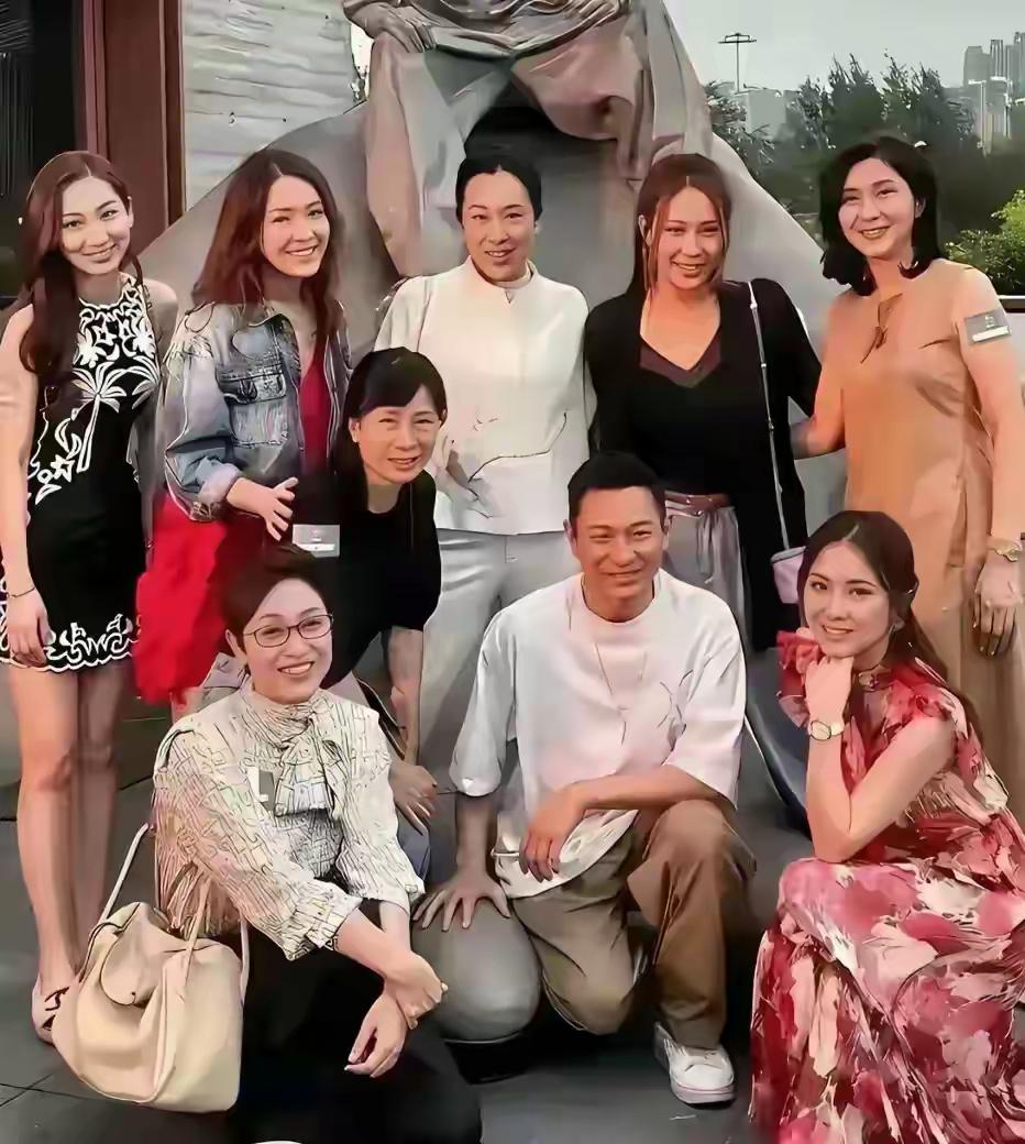 照片中，除了刘德华，还有谁，叫什么名字？​​​