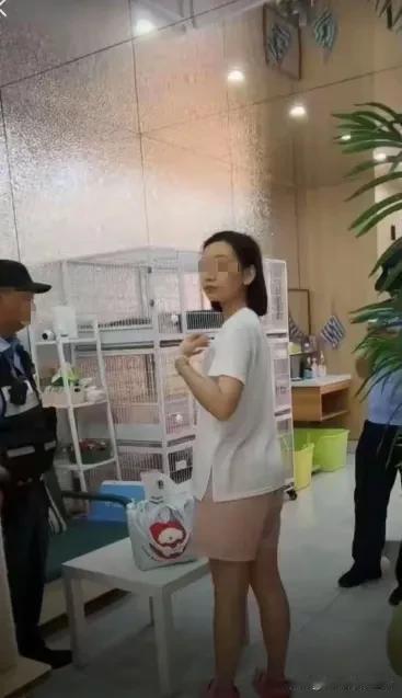 图一这位女士长的人模狗样的，确是一个虐猫惯犯。自称因为心情不好，所以虐死了4个