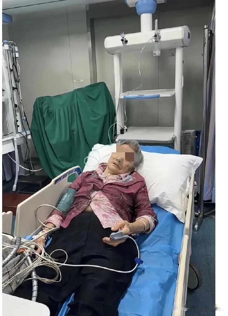 老太太偏心，导致老了卧床不起没人照顾。老太三个儿子一个闺女。由于老太年轻的时候太