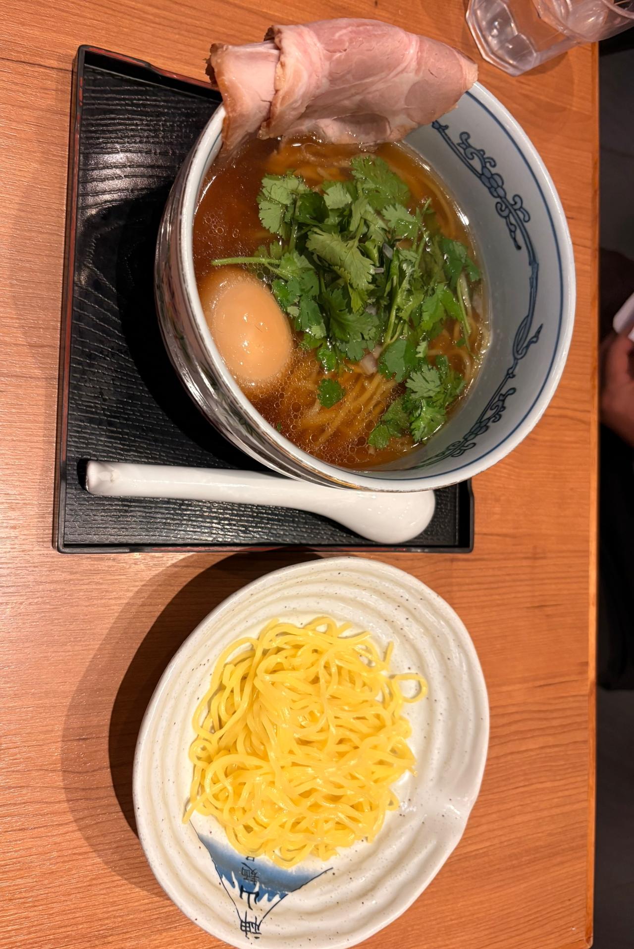 有这么一个说法，如果孩子能够控制玩手机的时间和频率，那么，他大概率考高中，上
