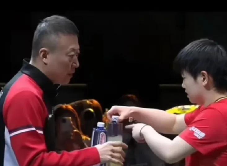 昨天晚上比赛局间，孙颖莎和马琳的对话又成了名场面。马琳正滔滔不绝：你一定要看点